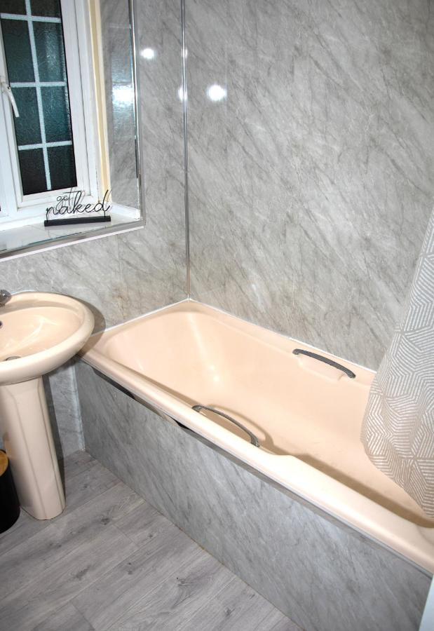 Xb Property - Comfy House Perfect For Families Contractors Relocators بروميتش الغربية المظهر الخارجي الصورة