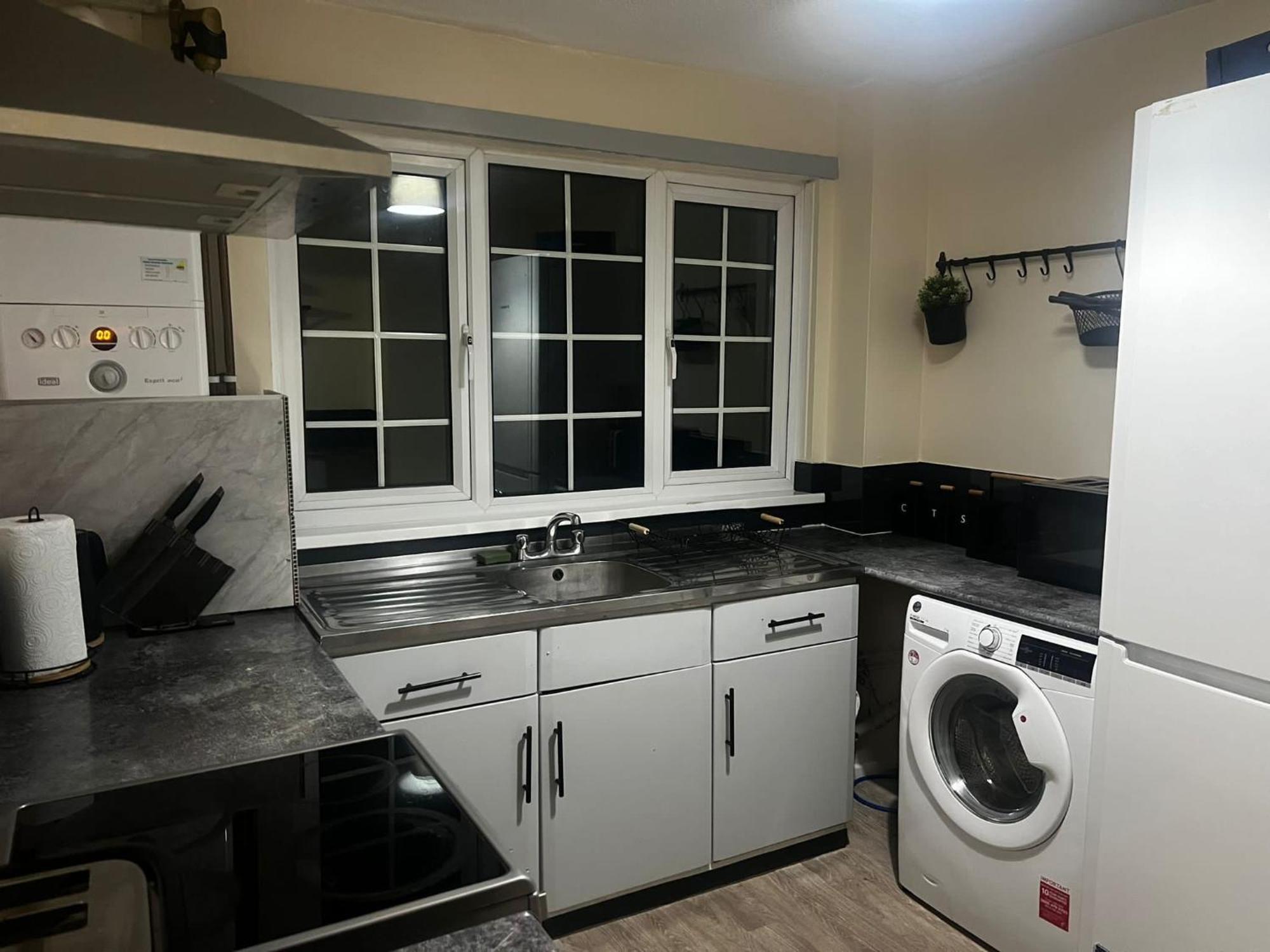 Xb Property - Comfy House Perfect For Families Contractors Relocators بروميتش الغربية المظهر الخارجي الصورة